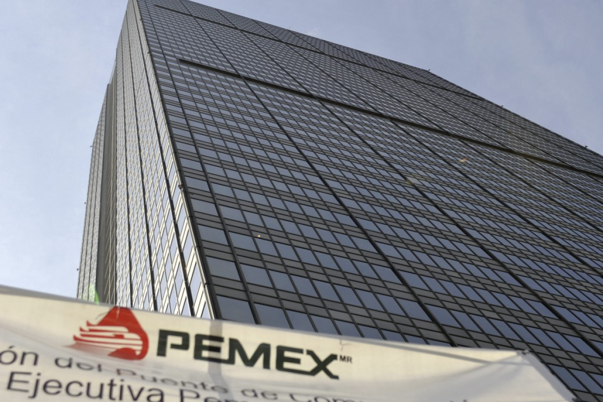 Pemex reducirá su producción a 2.2 millones de barriles diarios desde los 2.4 millones programados en el Presupuesto de Egresos. Pemex reducirá su producción a 2.2 millones de barriles diarios desde los 2.4 millones programados en el Presupuesto de Egresos.