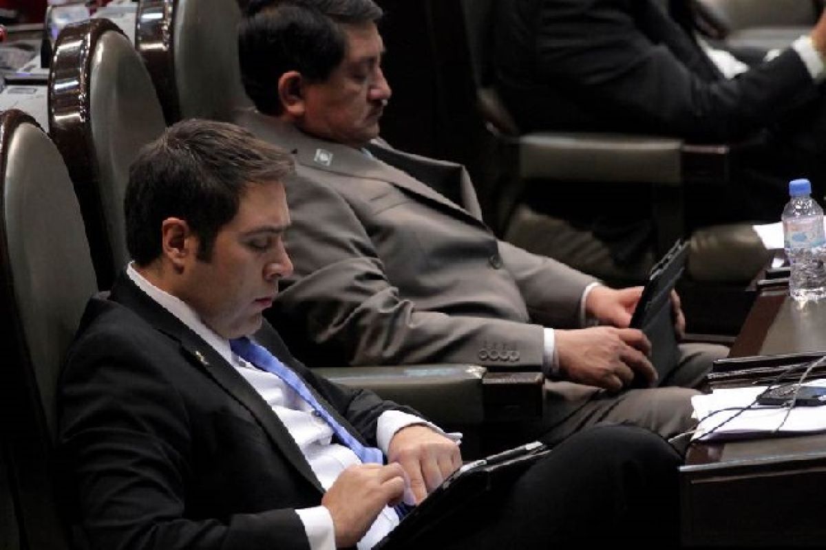 Según una encuesta levantada por el Centro de Estudios Sociales y de Opinión Pública de la Cámara de Diputados a sólo el 5% de la población los partidos políticos les generan confianza Según una encuesta levantada por el Centro de Estudios Sociales y de Opinión Pública de la Cámara de Diputados a sólo el 5% de la población los partidos políticos les generan confianza