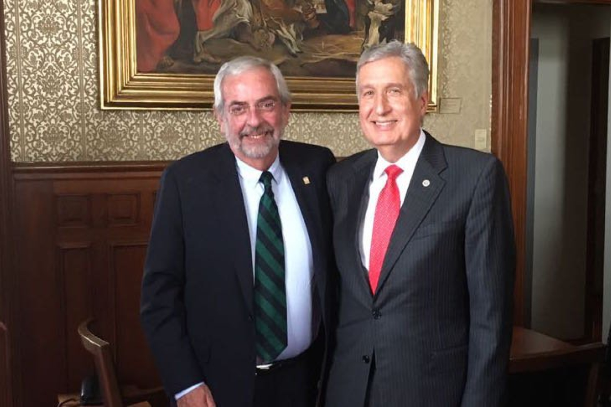 La UNAM y el Tecnológico de Monterrey fueron calificadas como las dos mejores universidades de México. La UNAM y el Tecnológico de Monterrey fueron calificadas como las dos mejores universidades de México.