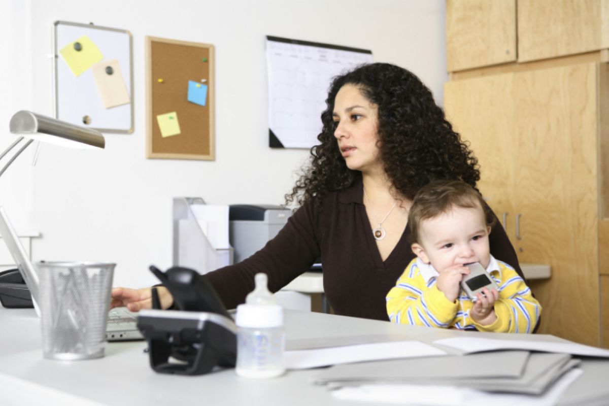 La principal razón para la baja participación de las mujeres en el mercado laboral es la maternidad La principal razón para la baja participación de las mujeres en el mercado laboral es la maternidad