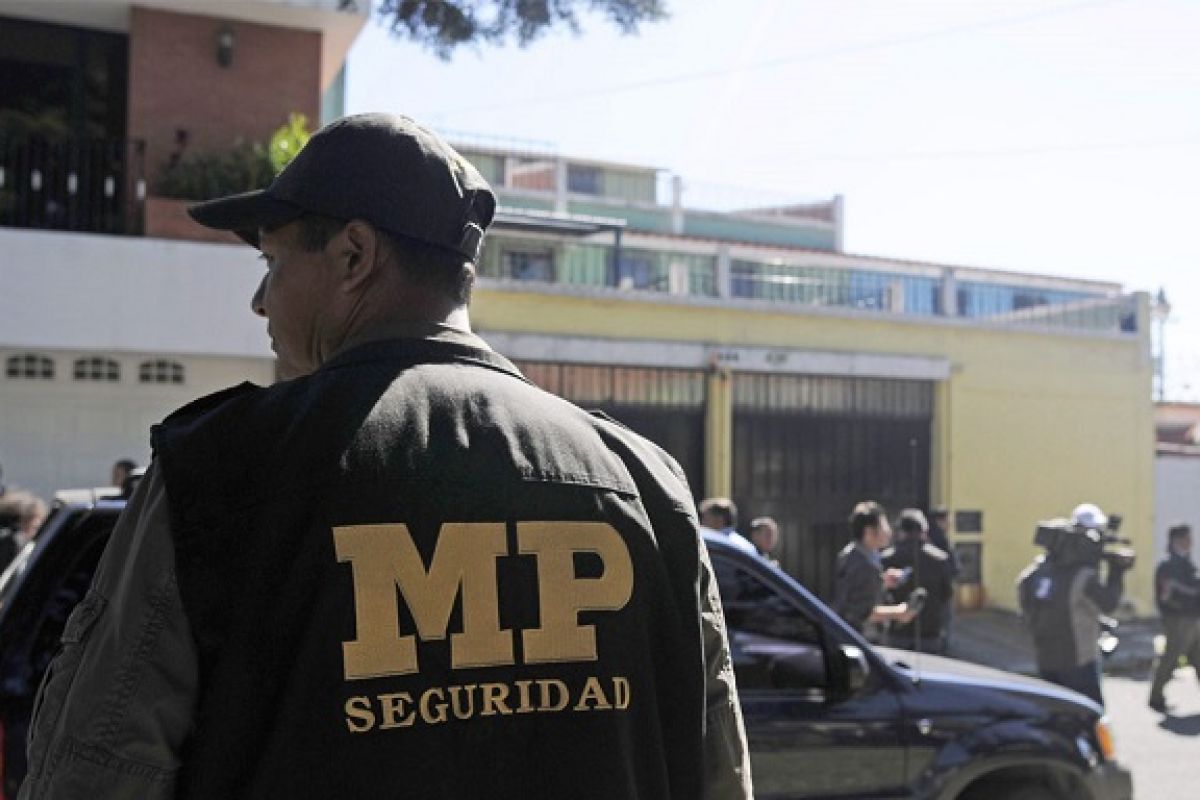 Dar plena autonomía al a policía para que planee, dirija y ejecute la investigación de los delitos podría ser considerado inconstitucional. Dar plena autonomía al a policía para que planee, dirija y ejecute la investigación de los delitos podría ser considerado inconstitucional.