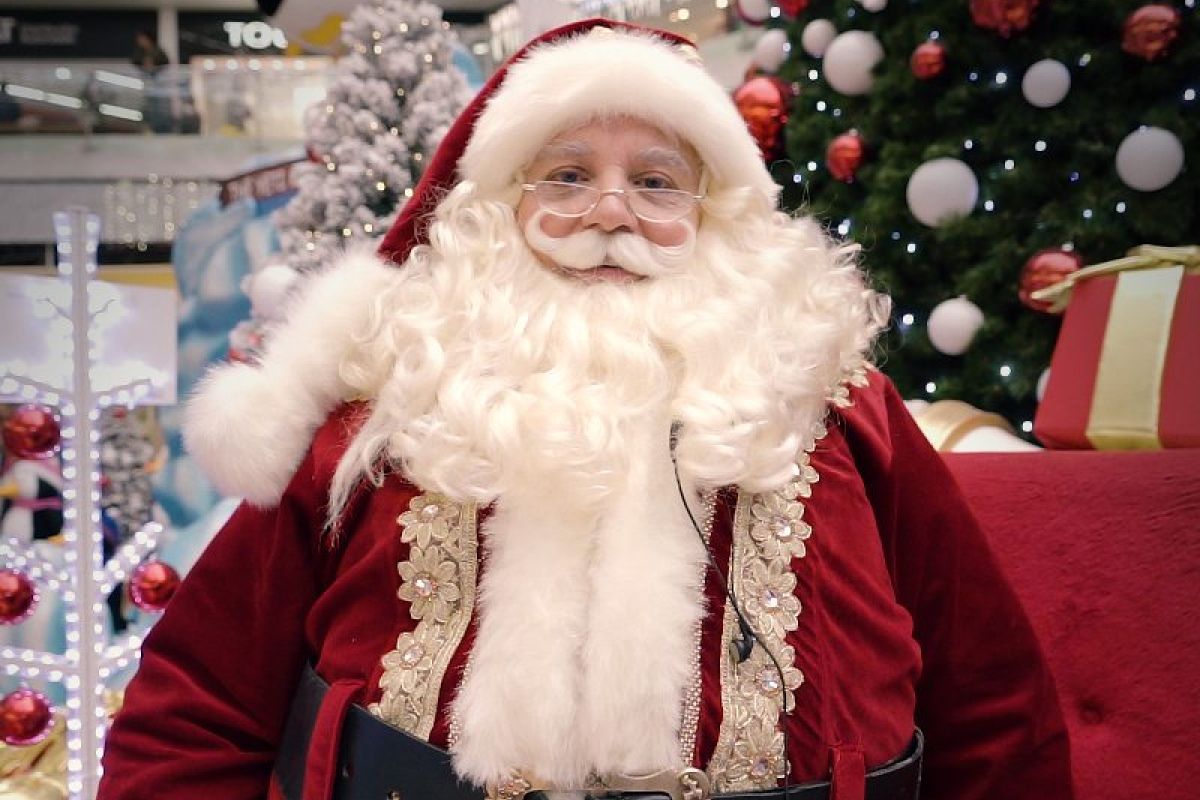 Un Santa de centro comercial debe saber desde historia hasta maquillaje, todo para convertirse en la mejor versión del hombre de los juguetes. Un Santa de centro comercial debe saber desde historia hasta maquillaje, todo para convertirse en la mejor versión del hombre de los juguetes.