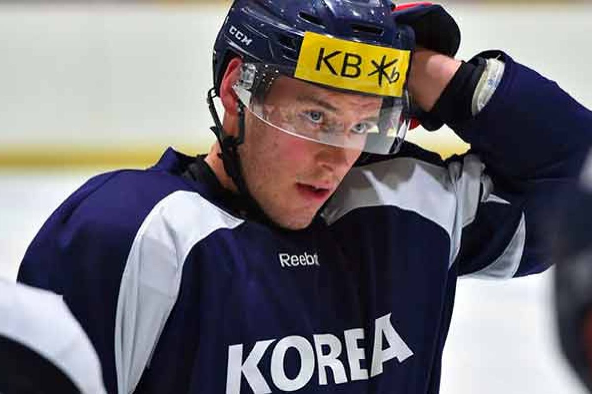 El estadounidense Mike Testwuide jugará para el equipo de hockey de Corea del Sur en estas olimpiadas invernales. El estadounidense Mike Testwuide jugará para el equipo de hockey de Corea del Sur en estas olimpiadas invernales.