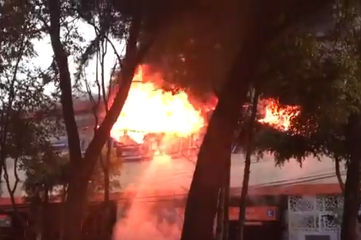 El incendio en Chedraui alcanzó un tanque de gas en panadería lo que hizo que extendiera en toda la tienda. Foto: Twitter / @canitus El incendio en Chedraui alcanzó un tanque de gas en panadería lo que hizo que extendiera en toda la tienda. Foto: Twitter / @canitus