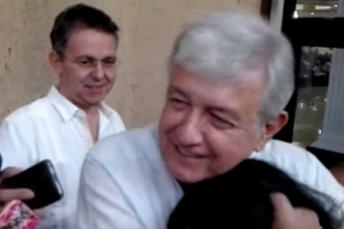 En una acción sorpresiva López Obrador ayudó a reportera que cayó y la abrazó. Foto: YouTube En una acción sorpresiva López Obrador ayudó a reportera que cayó y la abrazó. Foto: YouTube