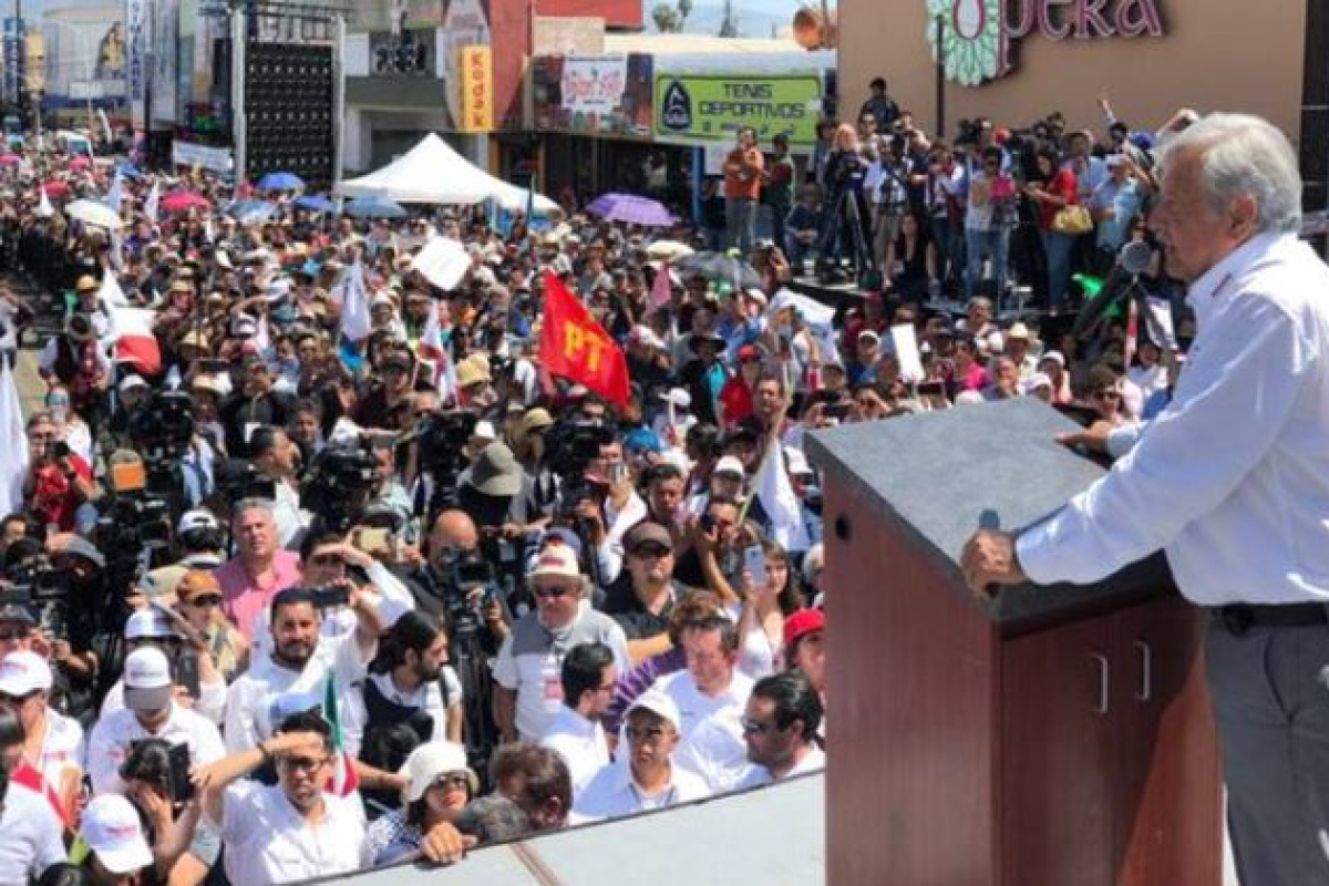 El candidato de la coalición Juntos haremos historia, AMLO, sin querer llamó al voto nulo al invitar al sufragio en coalición en una entidad donde no la hay. El candidato de la coalición Juntos haremos historia, AMLO, sin querer llamó al voto nulo al invitar al sufragio en coalición en una entidad donde no la hay.
