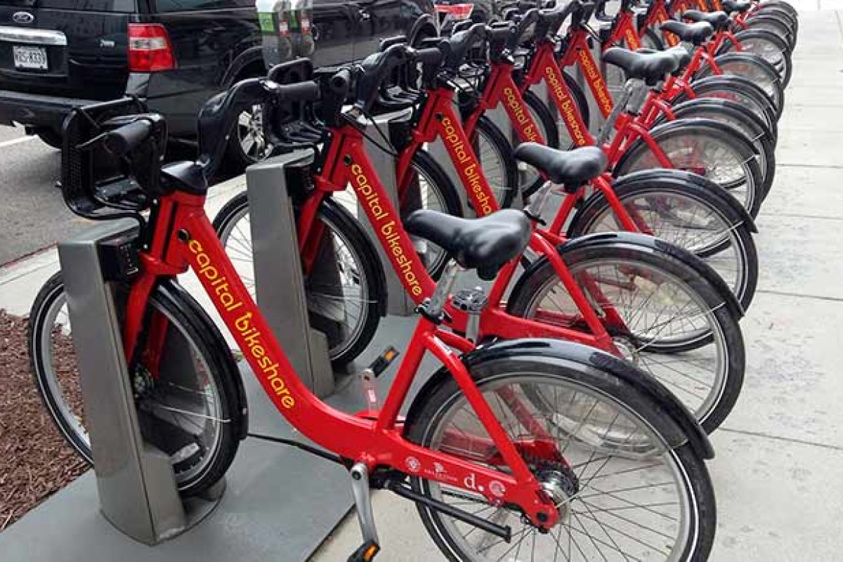 Además del robo y el vandalismo, la obstrucción de la vía pública por bicicletas abandonadas es otro reto que enfrenta este experimento en movilidad urbana (Foto: Mike Mozart) Además del robo y el vandalismo, la obstrucción de la vía pública por bicicletas abandonadas es otro reto que enfrenta este experimento en movilidad urbana (Foto: Mike Mozart)