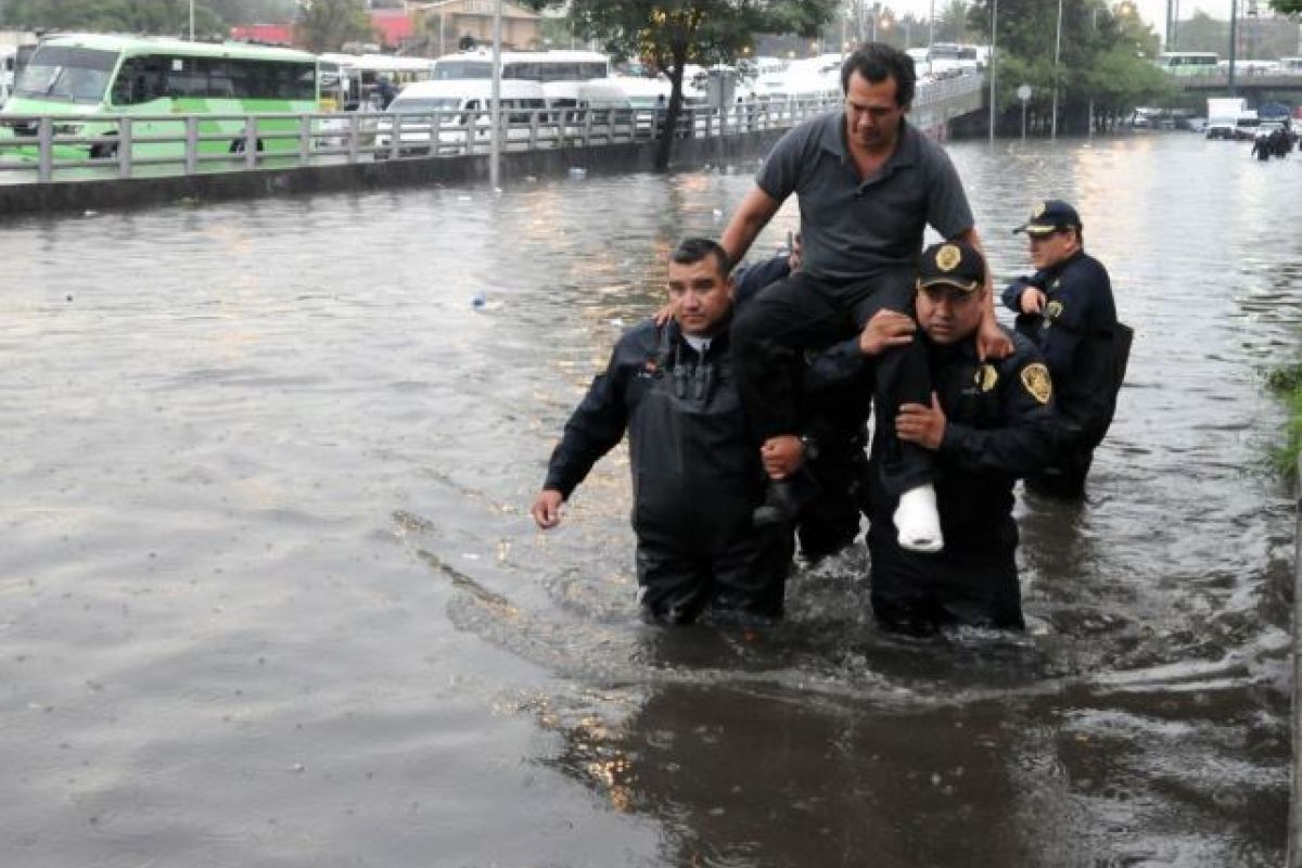 Aunque el gobierno responsabiliza a la basura del 50% de las inundaciones, para Luis Zambrano, investigador de la UNAM, eso es un poco irrelevante. Aunque el gobierno responsabiliza a la basura del 50% de las inundaciones, para Luis Zambrano, investigador de la UNAM, eso es un poco irrelevante.