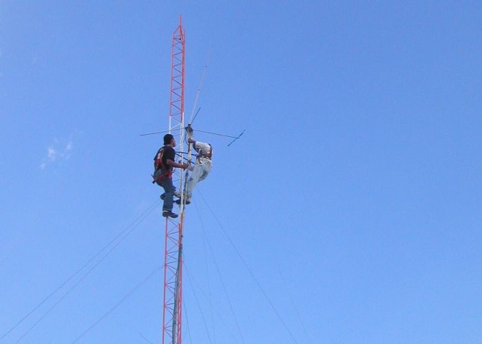 Las torres de comunicación inalámbricas, de difusión y redes de sistemas de antenas distribuidas son su especialidad.