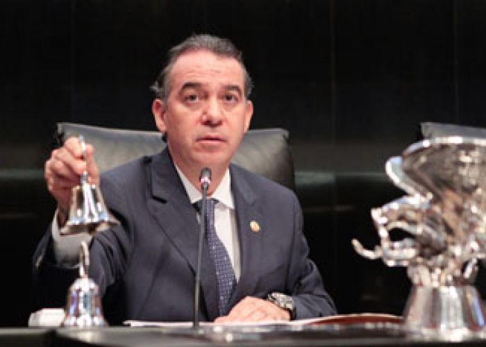 Raúl Cervantes Andrade, presidente del Senado, ha liderado la aprobación de leyes que transformarán al sector energético mexicano.