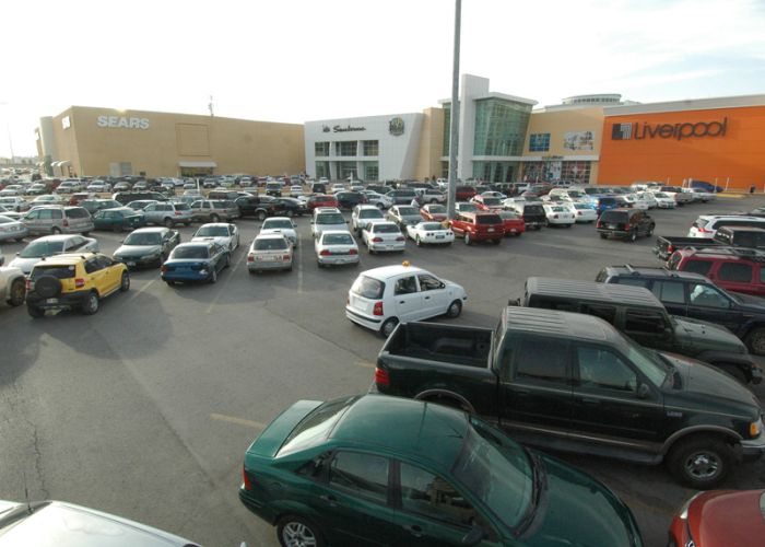 El estacionamiento del centro comercial "Las misiones" tiene una afluencia anual de más de tres millones de autos.