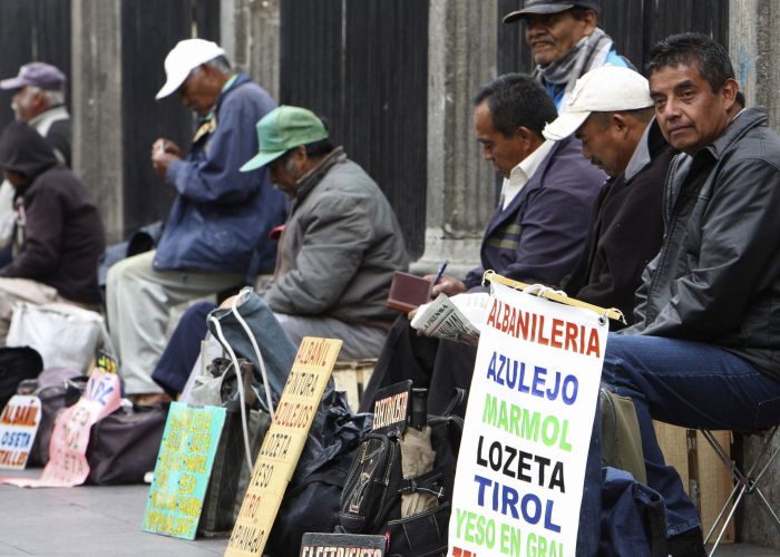 Del tercer trimestre de 2013 al mismo periodo de este año, el desempleo en México se redujo en 0.1 puntos porcentuales para ubicarse en 4.9% de la oferta laboral.