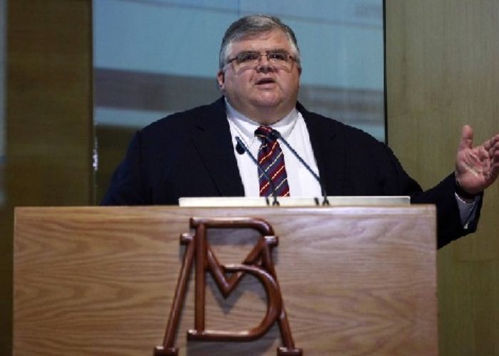 El gobernador del Banco de México, Agustín Carstens, confía en que la medida pueda contrastar la depreciación del peso frente al dólar