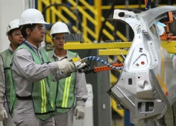 La industria manufacturera mexicana ha contratado a más obreros pero con menos salarios.