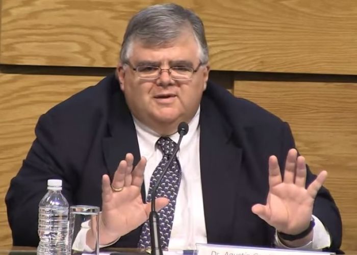 El Banco de México, gobernado por Agustín Carstens, podría tomar medidas más contundentes si el peso continúa depreciandose, de acuerdo con el análisis de Bancomer.