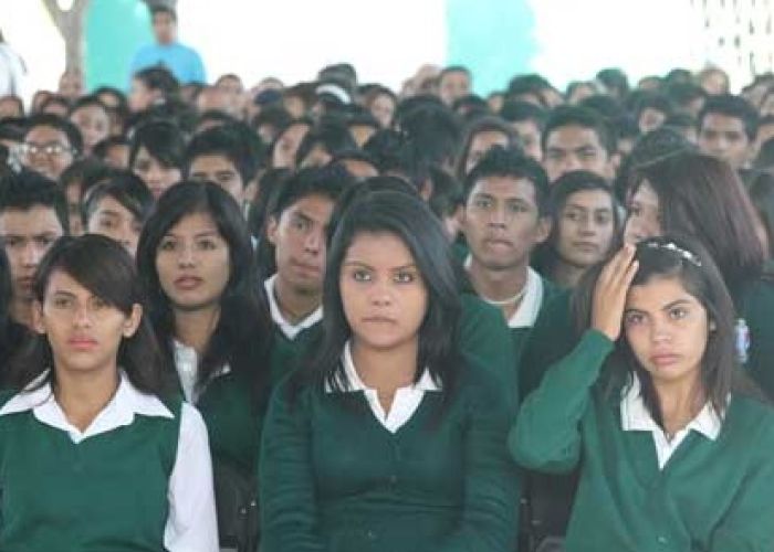 El 80% de los egresados de la secundaria tiene desconocimiento total del inglés, que luego le exigirán para titularse de alguna licenciatura en 85% de las universidades en México.