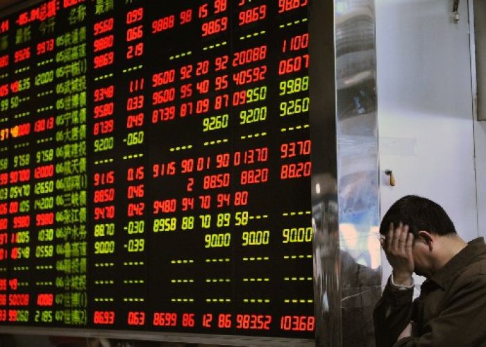 En Asia, el Shanghai Composite de China cerró la jornada con una pérdida de 2.93% y en Hong Kong el Hang Seng retrocedió 0.49%.