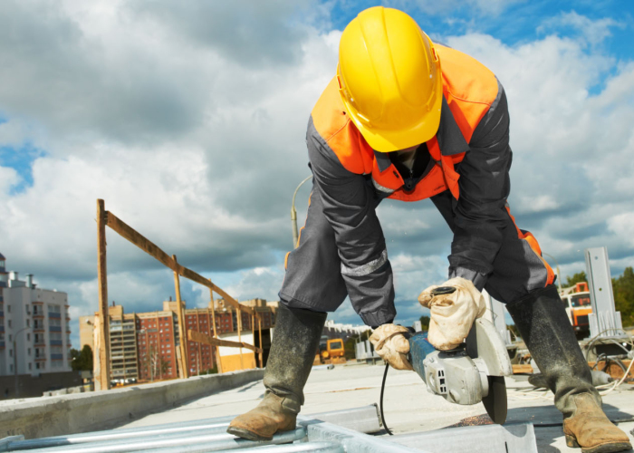 Las remuneraciones del sector constructor se estancaron y las contrataciones disminuyeron 3.6% mensual en abril.