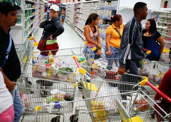 El 93% de las personas que tiene tarjeta de crédito la utiliza para hacer compras en establecimientos comerciales.