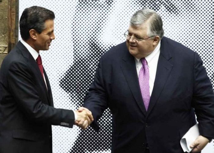 Enrique Peña Nieto le presentó la petición a Carstens para que alargara su estadía como gobernador de Banxico.