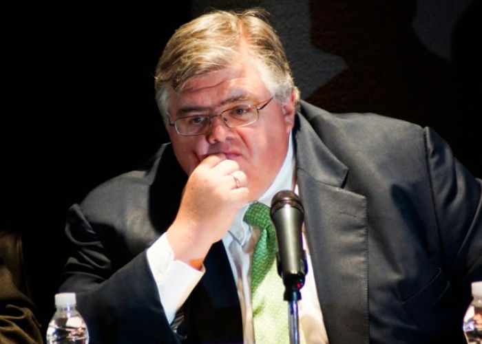 El gobernador del Banco de México, Agustín Carstens, continuará al frente del banco central por cinco meses más de lo previsto.