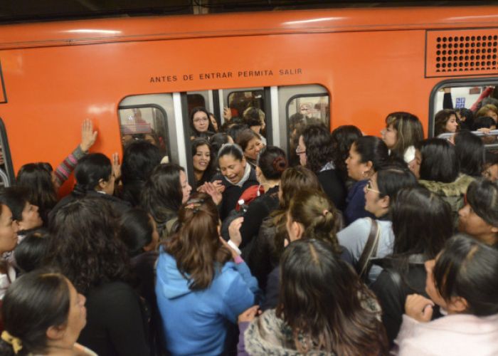 El Metro está saturado. Tiene capacidad para 3 millones de pasajeros, en promedio al día, pero en realidad lo abordan 5.5 millones.