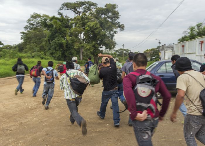 Pistolas de descargas eléctricas y con balas de goma, son algunas de las armas no letales utilizadas por los agentes del INM en la detención de inmigrantes.