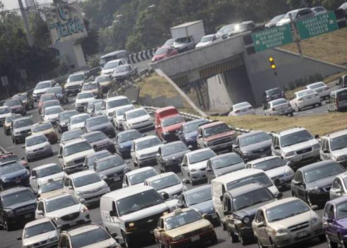 Los gobiernos enfrentan la paradoja de tener que desarrollar transporte público y mantener las vialidades.