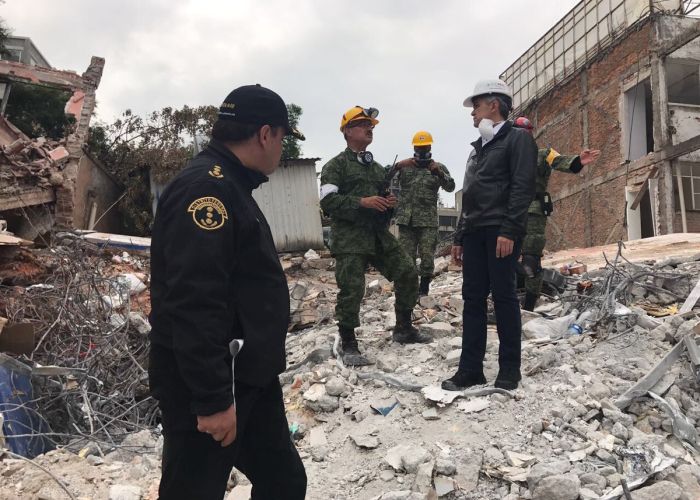 Esta imagen fue poco común: el jefe de Gobierno, Miguel Ángel Mancera, visitando las zonas afectadas por el sismo del 19-S.