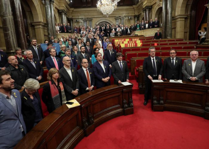 El Gobierno catalán y los diputados independentistas cantan Els Segadors tras la declaración de independencia. (Reuters)