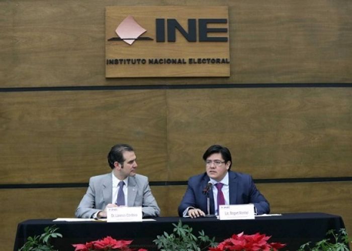 Lorenzo Córdova, consejero presidente del INE, defiende el financiamiento público a partidos políticos.