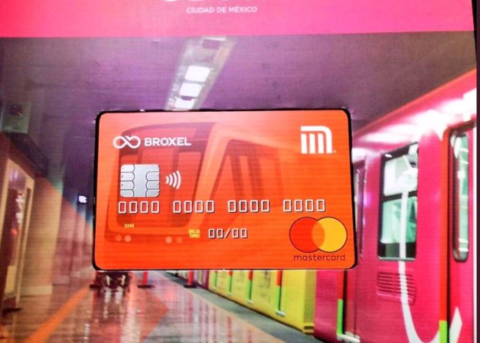 La nueva tarjeta del metro te permite realizar pagos y compras como una tarjeta bancaria.