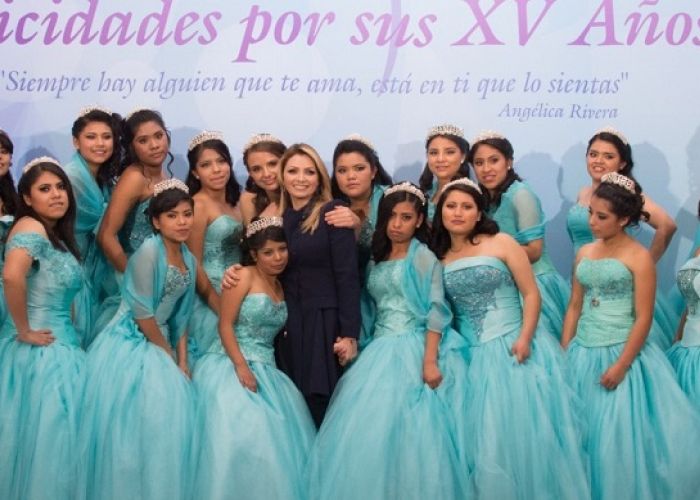 La esposa del presidente, Angélica Rivera, organizó la celebración de XV años de las niñas de la casa hogar Graciela Zubirán Villarreal en diciembre de 2015.