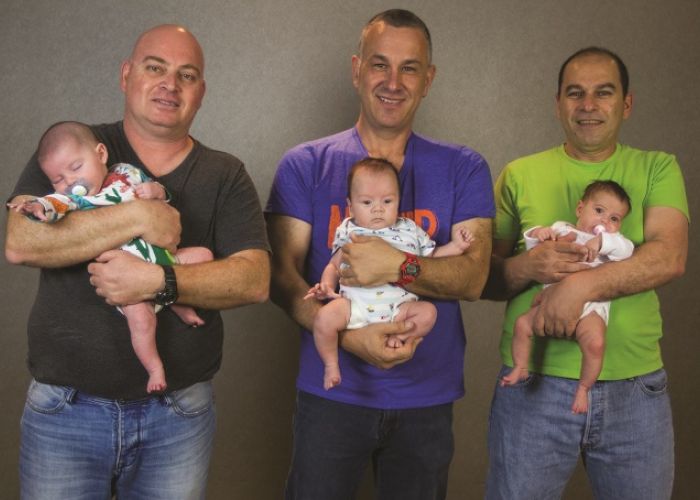 Tres padres solteros israelíes que padecieron la regulación para la reproducción asistida en México (Imagen GIRE) 