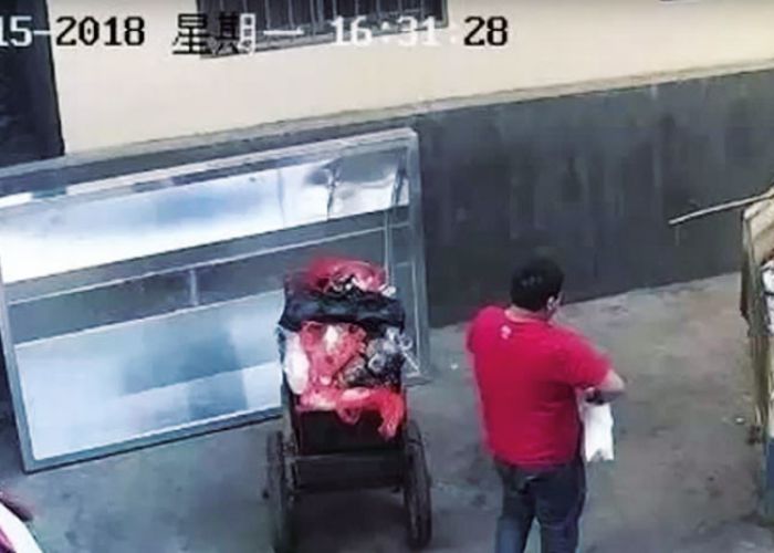 Hombre abandona a su hija en la basura, pensó que no sobreviviría.