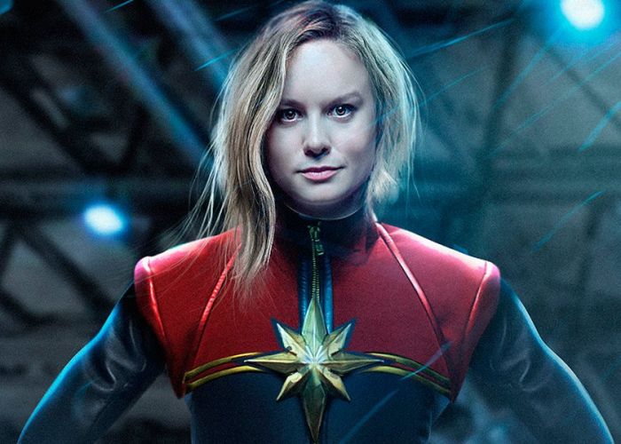 Por primera vez Brie Larson usa el traje de Capitán Marvel.