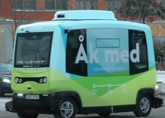El primer autobús autónomo ya circula por las calles de Estocolmo. Foto: YouTube /  CGTN