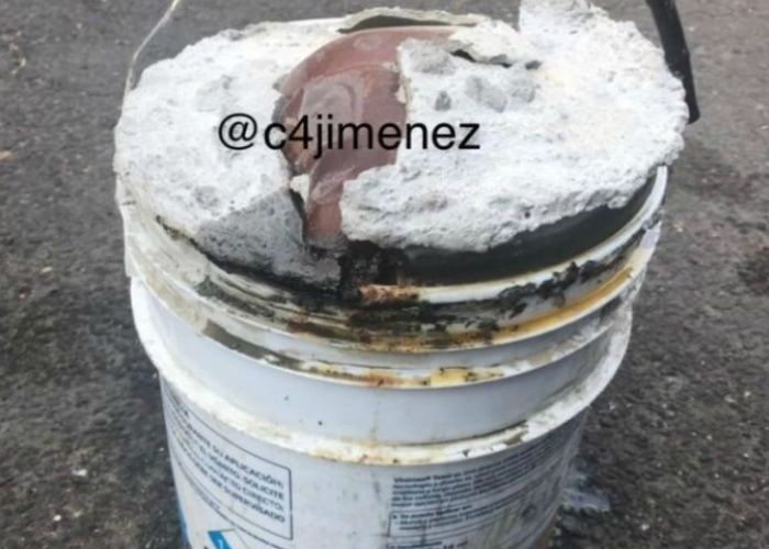 Una mujer alertó que en la calle 3 entre Rafael Buelna y Emiliano Zapata, de la delegación Venustiano Carranza, se encontraban dos botes de plástico abandonados con un olor fétido.