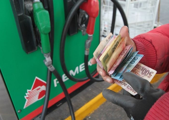 Hay 43 gasolineras del país en donde el litro de gasolina Premium superó los 20 pesos. El reporte indica que los precios altos se ubican en la zona oriente del país, en 19 estaciones de servicio de Michoacán, y 13 de Jalisco.
