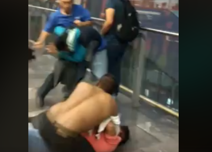 Varios hombres fueron captados en una pelea en medio del andén de estación de la línea 12 del Metro. Foto: Facebook