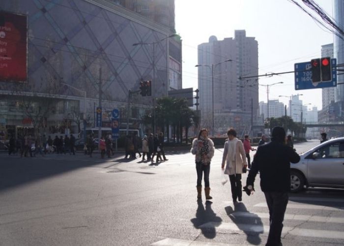 Los peatones en la ciudad China de Shenzen deberán ser más cuidadosos o podrán ser multados vía reconocimiento facial. Foto:Fredrik Rubensson