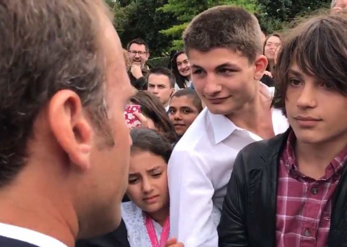 Emmanuel Macron riñe a un adolescente que lo saludó de forma informal