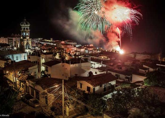 Espectáculo de fuegos artificiales en Puerto Vallarta, México. Foto: Santiago Almada / algunos derechos reservados. 