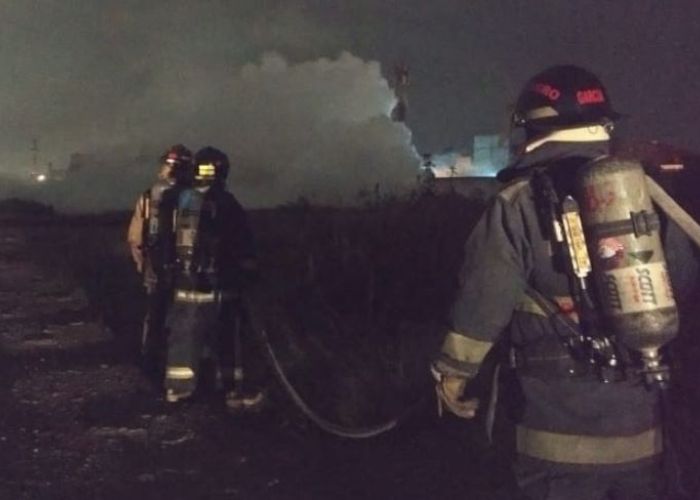 Bomberos atendiendo la fuga de gas reportada la madrugada del 12 de septiembre en Puebla capital.