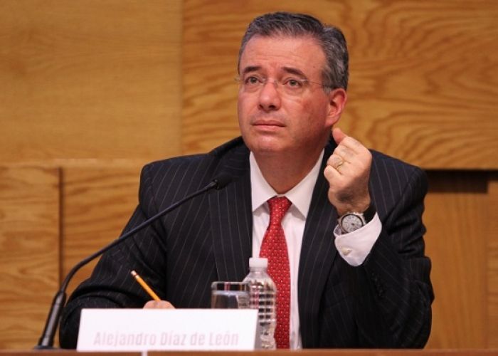 Alejandro Díaz de León enfrentará los retos del Banco de México con un capital vulnerable. (Imagen: Notimex)