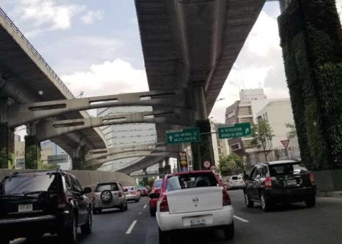 Los jardines verticales instalados sobre las columnas del periférico. Foto de Twitter: @AnnaDelAire