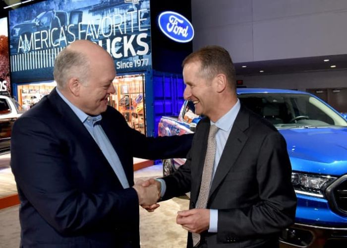 Jim Hackett, CEO de Ford Motor Company, y Herbert Diess, CEO de Volkswagen Group, en el pasado Autoshow 2019 de Norteamérica (Foto: Ford.com/Sam VarnHagen)