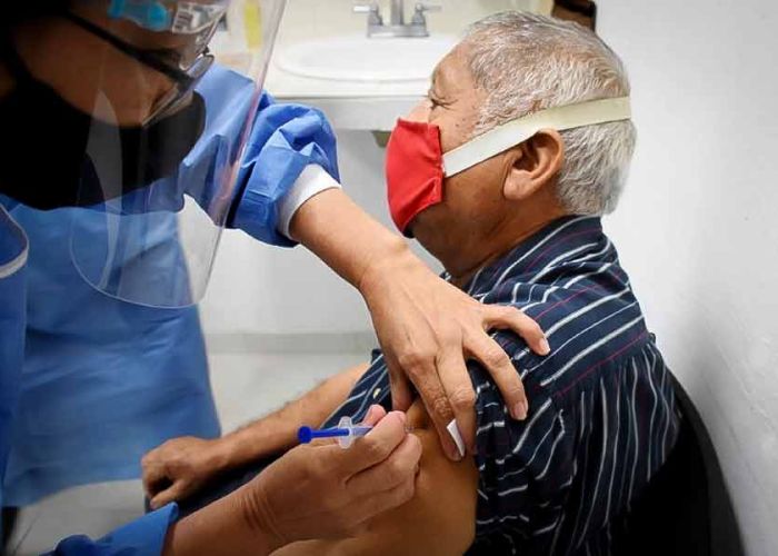 Vacunación de refuerzo para adultos mayores inicia mañana en CDMX