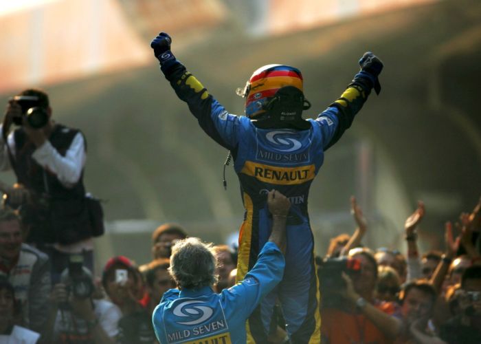 Fernando Alonso celebrando su conquista de la cima de la Fórmula 1 en 2005
