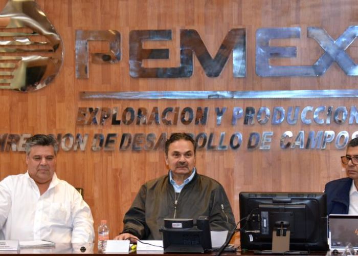 Octavio Romero Oropeza, director general de Pemex -al centro- en una reunión en Ciudad del Carmen, Campeche, el 10 de diciembre pasado (Foto: Pemex)